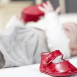 Приучение ребенка к обуви: первые ботинки для малыша