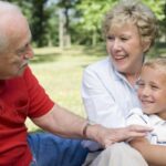 Бабушки в жизни внуков: почему так важны границы семьи и как их обеспечить
