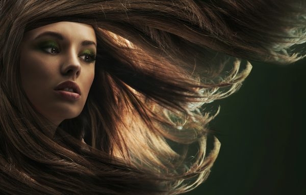 Особенности ухода за длинными волосами: от шампуня до гребня