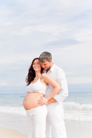 Беременная женщина на пляже