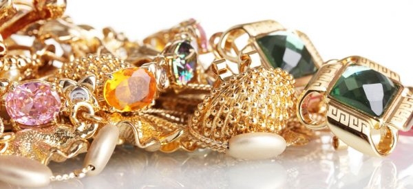 Ювелирные украшения и аксессуары к весенней коллекции: от золота до натуральных материалов