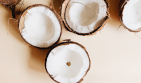 Просто «Баунти»: 5 бьюти-средств с кокосом в составе