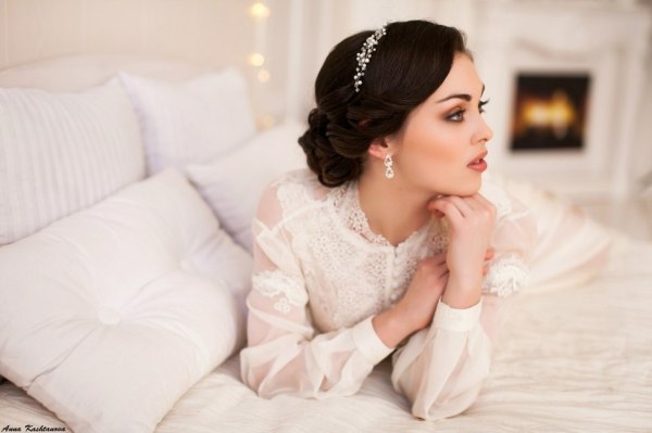 Свадебный образ невесты: необходимая косметика и вопрос выбора визажиста