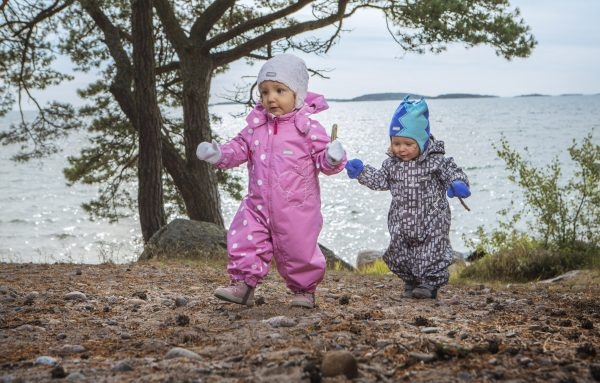 Подбор одежды для прогулок с двух-трехлетним малышом на границе весны и зимы
