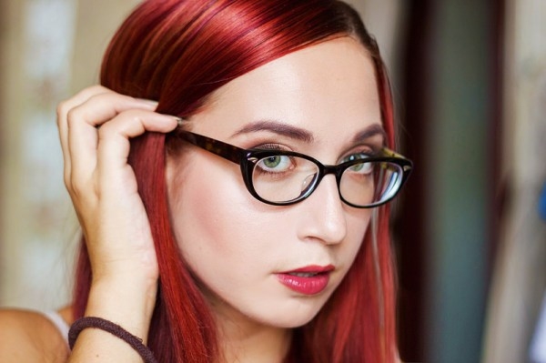 Какой делать макияж тем, кто носит очки