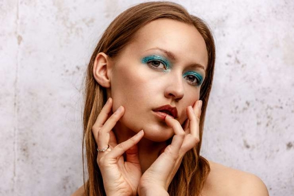 Снова в тренде: как сделать макияж в стиле 90-х