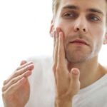 Шелушение кожи у мужчин: в чем причина и как с этим бороться