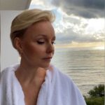 «Фейслифтинг налицо»: пластический хирург прокомментировал изменения во внешности Марины Зудиной