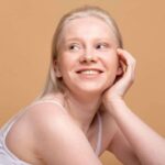 Бледность снова в тренде: 3 причины отказаться от загара