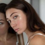 Блеску — бой: как быстро убрать жирность со лба и подбородка даже в жару