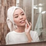 Слишком много крема и горячая вода: утренние ошибки бьюти-рутины, которые испортят ваш день