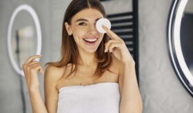 Летний уход: как эффективно смывать макияж с кожи в жаркий период