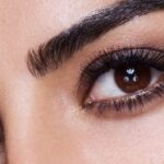 Осенняя загадка: как выполнить нюдовый макияж smoky eye с темным акцентом