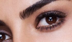 Осенняя загадка: как выполнить нюдовый макияж smoky eye с темным акцентом