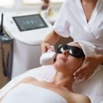 «Сваривается белок»: косметолог развенчала популярные мифы о микроигольчатом RF–лифтинге