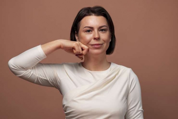Боремся с морщинами: простые техники расслабления мышц лица