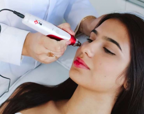 Готовимся к празднику: бьюти-процедуры, которые стоит сделать до Нового года