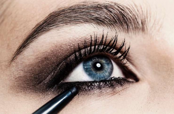 Ярко, загадочно, стильно: главные оттенки макияжа для глаз этой зимы