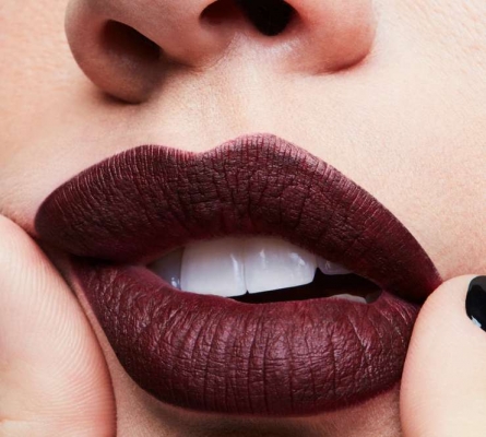 Шах и мат: как правильно наносить матовую помаду, чтобы она выглядела безупречно